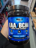 MUSKLE EAA / BCAA Intra Pump Workout, Blueberry / Lemonade, 600 g, voorkant, foto in de winkel