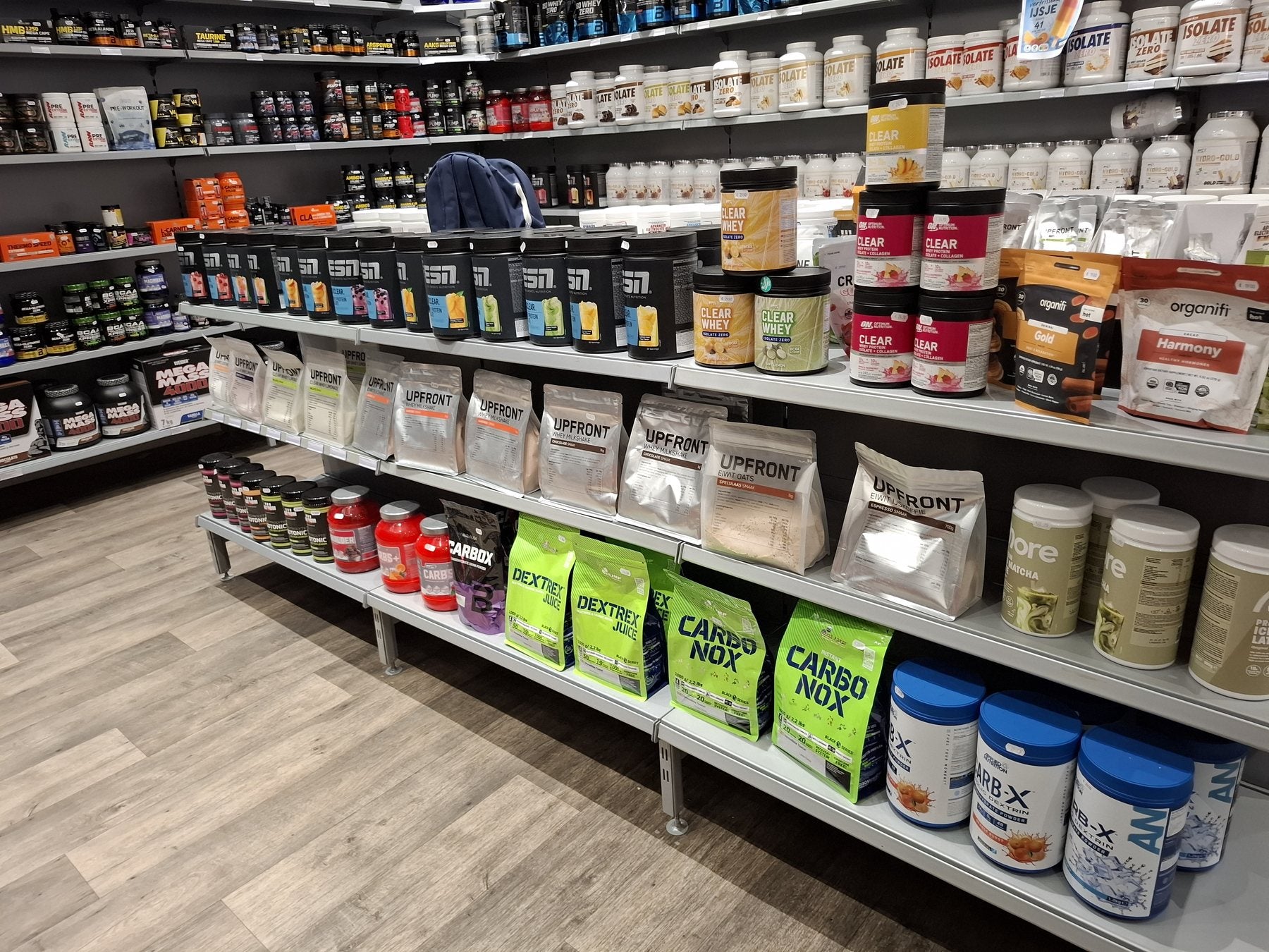 Gondola met ESN, Clear Whey en andere supplementen in MUSKLE Antwerpen