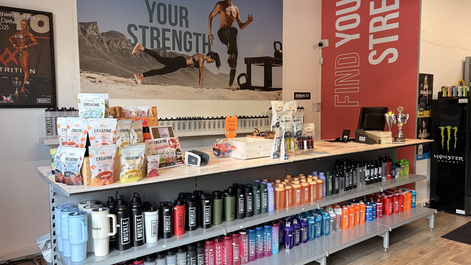 Toonbank met shakers en een YOUR STRENGTH-muurschildering