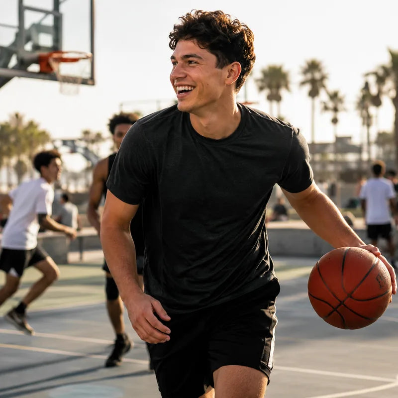 Jonge sporter actief op een basketbalveld