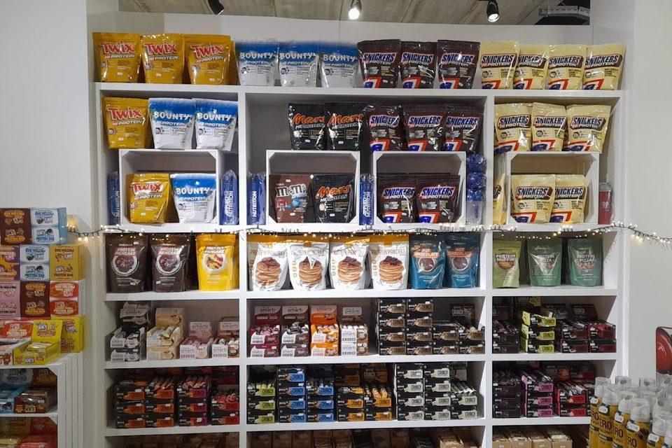 Interieur van de MUSKLE winkel in Begijnendijk met gevulde productwand