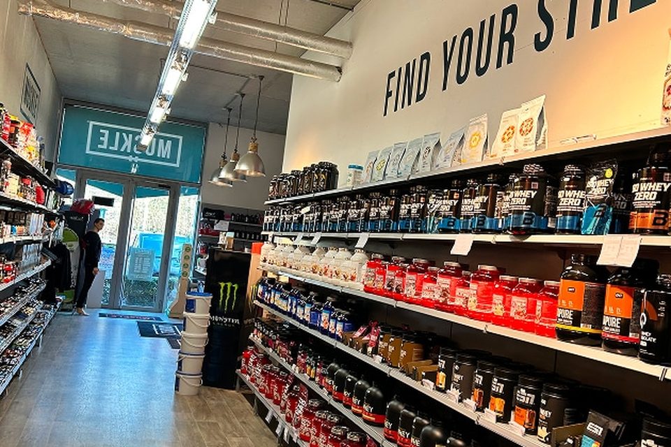 Winkelgang van de MUSKLE winkel in Hasselt richting de ingang