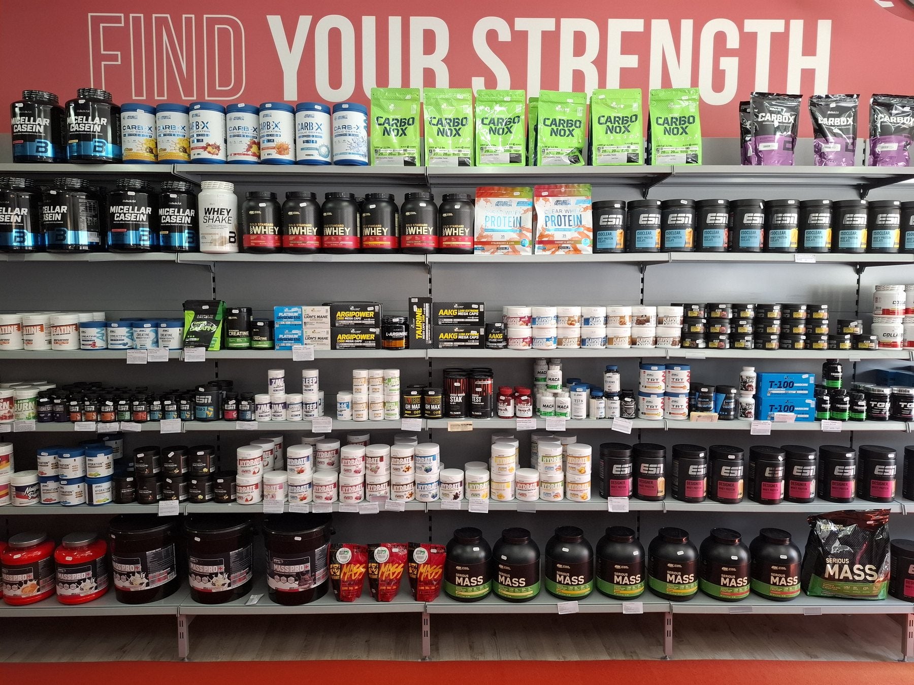 Supplementenwand onder FIND YOUR STRENGTH-banner in MUSKLE Roosendaal
